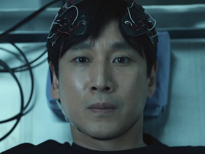 El actor Lee Sun-kyun ('Parásitos') encarna en 'Dr. Brain' a un neurólogo que investiga un misterio a través de los recuerdos de personas fallecidas.