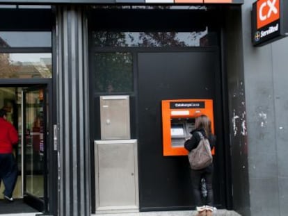 Un cajero automático en una sucursal de Catalunya Caixa