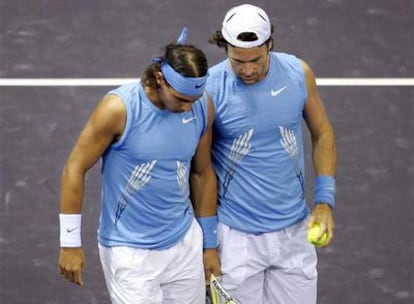 Calos Moyà y Nadal en el partido de dobles que disputaron el lunes