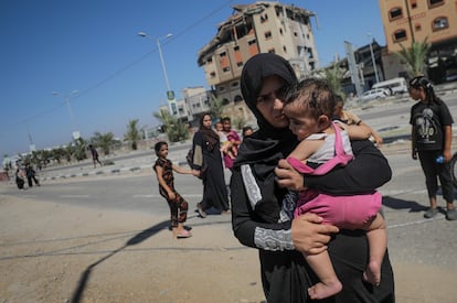 Familias palestinas en las calles de Ciudad de Gaza, el jueves.