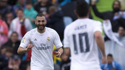 Benzema celebra su gol con James.