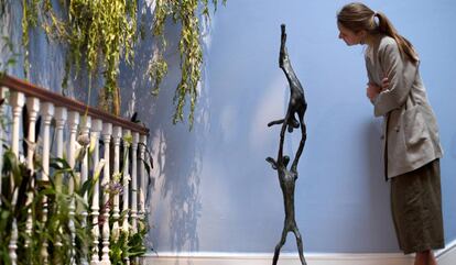 La estatua "Acróbatas" de Barry Flanagan vendida por Sotheby's el pasado viernes.