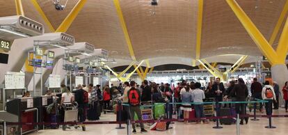 Decenas de pasajeros en la T4 de Madrid-Barajas. 