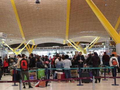 Decenas de pasajeros en la T4 de Madrid-Barajas. 