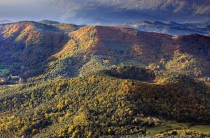 Panorámica de Santa Margarida, en el parque natural de La Garrotxa (Girona), desde un globo aerostático.