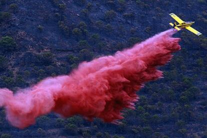 Trabajos de extinción de incendios en un fuego declarado en Málaga en septiembre del pasado año.