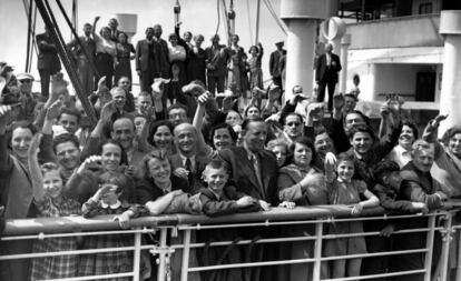 El 17 de junio de 1939 los refugiados judíos a bordo del 'Saint Louis' saludan a su llegada a Amberes (Bélgica).