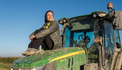 Isabel Sitges, amb el seu tractor.