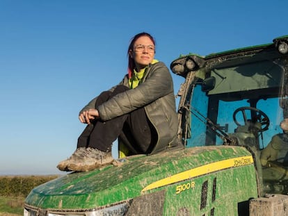 Isabel Sitges, con su tractor.