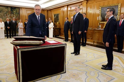 El nuevo vocal del Consejo General del Poder Judicial Luis Martín Contreras jura o promete ante el rey Felipe VI.