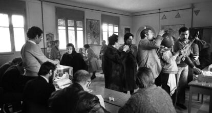 Ambiente en un colegio electoral de Madrid en las elecciones municipales de 1979.