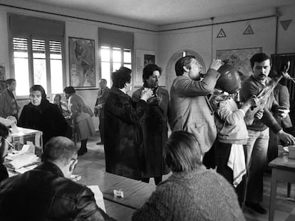 Ambiente en un colegio electoral de Madrid en las elecciones municipales de 1979.