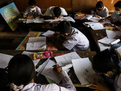 Aye Aye Than se sienta con otros estudiantes durante una clase en su escuela para niños inmigrantes y refugiados procedentes de Myanmar. Llegó a Tailandia con su madre en febrero de 2022, tras cruzar de noche el río que separa ambos países.