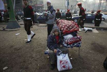 Policías militares supervisan el desalojo de la plaza de la Liberación de El Cairo.