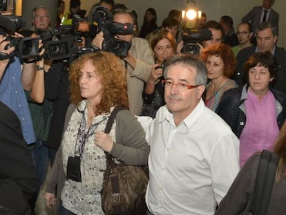 Jordi Ausàs a su llegada al juicio junto a su mujer.