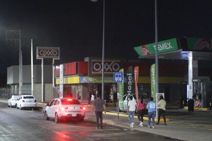 En los municipios guanajuatenses de Celaya, Silao e Irapuato, decenas de hombres armados incendiaron por lo menos 25 tiendas Oxxo, así como farmacias y otros negocios locales, al mismo tiempo que prendieron fuego a taxis y vehículos particulares que circulaban cerca de las carreteras interestatales.