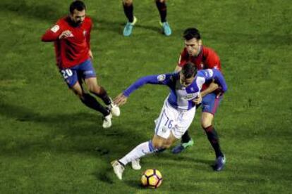 Rober Ibáñez en una acción ante Osasuna poco antes de lesionarse