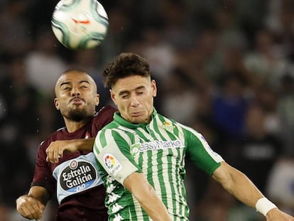 Rafinha y Álex Moreno pelean un balón aéreo. 