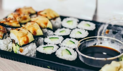 Makis y nigiris ya elaborados junto a un cuenco con salsa de soja