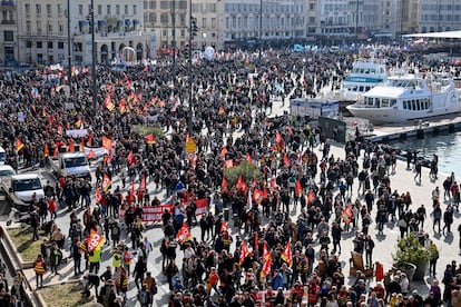 Macron justifica el aumento de la edad de jubilación a los 64 años por el envejecimiento de la población y la necesidad de equilibrar las cuentas a medida que haya cada vez menos trabajadores. En la imagen, ambiente de la protesta en el puerto viejo de Marsella.