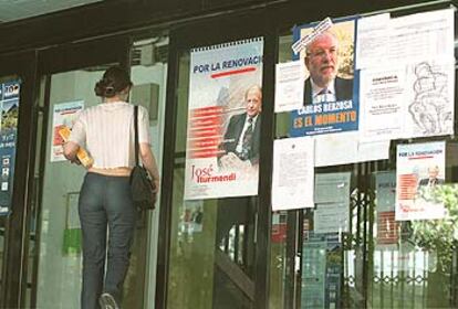 Carteles electorales de los candidatos a rector en una facultad de la Universidad Complutense de Madrid.