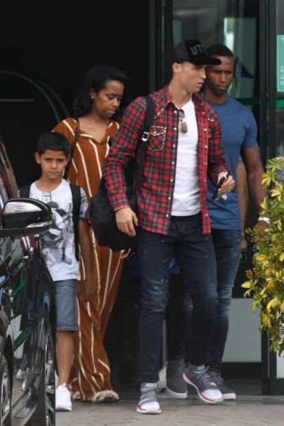 Cristiano, con su hijo mayor y unos amigos.