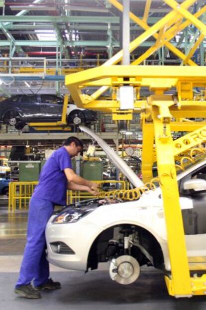 Montaje de un automóvil en la planta de Ford en Almussafes.