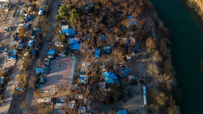 Vista aérea del campamento de refugiados montado de forma improvisada a las orillas Del Río Bravo en la ciudad de Matamoros, Tamaulipas el día 25 de febrero de 2021.