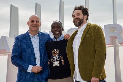 Harlan Coben, Michael Kenneth Williams y Cristobal Tapia De Veerhotocall en el photocall del jurado de Canneseries.