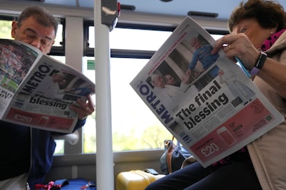 Pasajeros leen periódicos con la portada del fallecido papa Francisco en un autobús, en Londres, el martes.