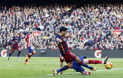 Su&aacute;rez golpea el bal&oacute;n para marcar ante el Atl&eacute;tico. 