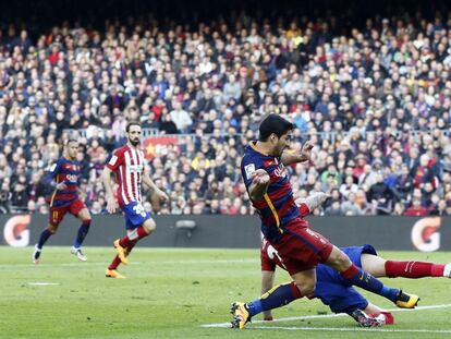 Su&aacute;rez golpea el bal&oacute;n para marcar ante el Atl&eacute;tico. 