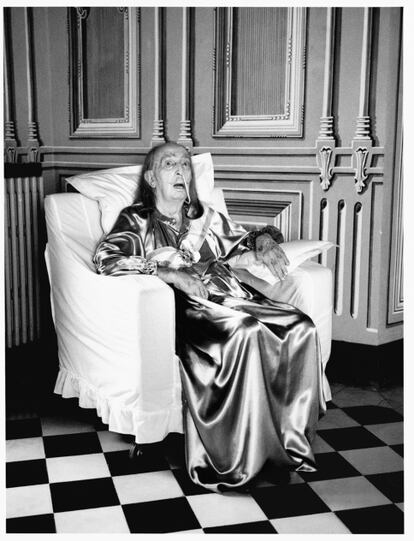 Salvador Dali, retratado en Figueras en 1986 por Helmut Newton.
