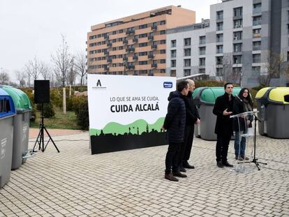 El alcalde de Alcalá, rodeado de concejales, interviene durante la presentación de los nuevos contenedores.