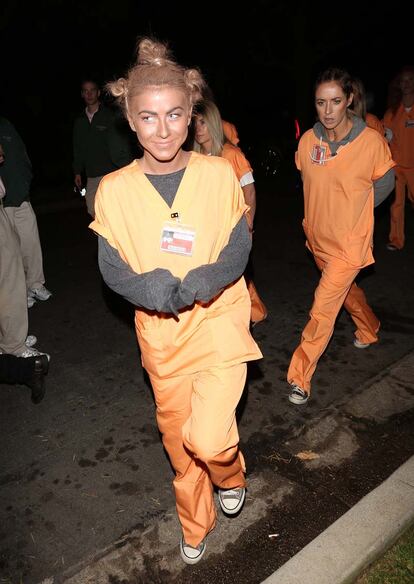 Julianne Hough dio vida a Crazy Eyes de Orange is the New Black. La actriz tuvo que pedir disculpas posteriormente por pintarse la cara de negro.