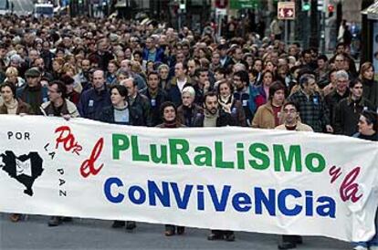 Miembros de la coordinadora Gesto por la Paz portaron la pancarta que abría ayer la marcha en Bilbao.