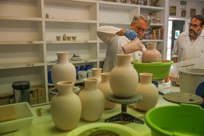 Bañar la vasija en esmalte es uno de los procesos de elaboración de las cerámicas de la escuela. Cada esmalte tiene su fórmula química que da lugar a texturas y colores distintos. En la imagen Emilio Espuni, profesor de pintura, enseña a aplicar el esmalte a uno de los alumnos del centro.