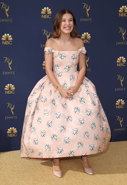 También de Calvin Klein era el vestido que la firma confeccionó específicamente para que ella, con el fin de que fuese a recoger el Emmy. El vestido, de raso rosa con rosas bordadas fue uno de los 'looks' más alabados en toda su carrera por la prensa especializada.