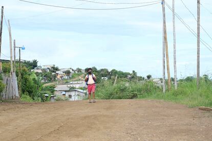 Este espacio al aire libre en el que los niños repasan las vocales y los números es el punto más remoto del empobrecido Monte Sinaí. Antes de llegar, las calles asfaltadas de la ciudad se convierten en vías con un cemento precario que luego pasan a ser caminos de piedra y polvo y, justo al acabarse la ruta, un barrizal arcilloso.