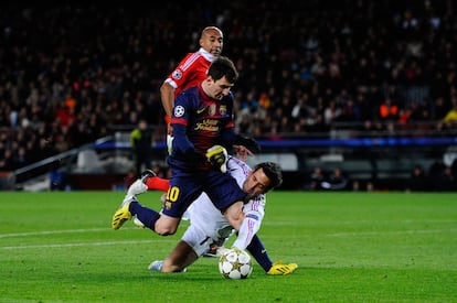 El delantero barcelonista es presionado por el Artur, portero del Benfica, durante un partido de la Champions en Barcelona a finales de 2012.