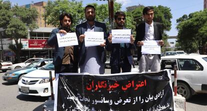 Periodistas afganos sostienen una pancarta durante una protesta con motivo de la celebración del Día Mundial de la Libertad de Prensa en Kabul.