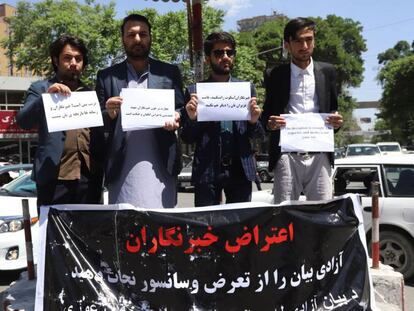 Periodistas afganos sostienen una pancarta durante una protesta con motivo de la celebración del Día Mundial de la Libertad de Prensa en Kabul.