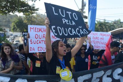 Estudantes de escolas p&uacute;blicas fazem protesto em Paraty, em julho.