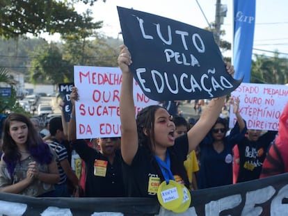 Estudantes de escolas p&uacute;blicas fazem protesto em Paraty, em julho.