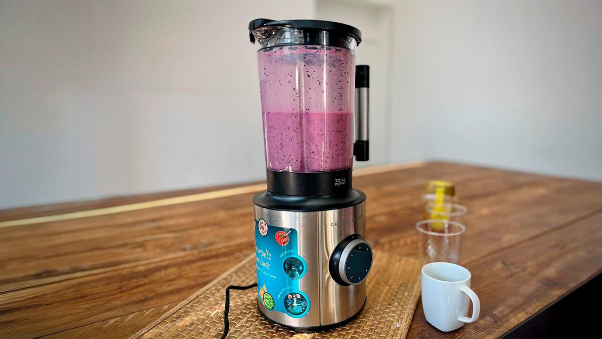 La batidora de vaso Cecotec Grand Katana destaca por sus 1.800 W de potencia y su buen rendimiento con ingredientes duros.