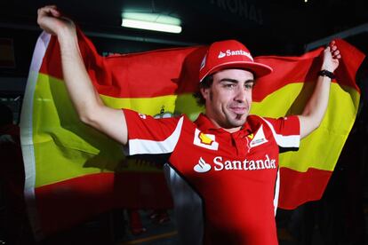 Fernando Alonso celebra la victoria en Sepang después de la entrega de los trofeos.