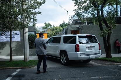 Un automóvil ingresa a las instalaciones de Humanitree, la escuela privada del empresario Ricardo Salinas Pliego.