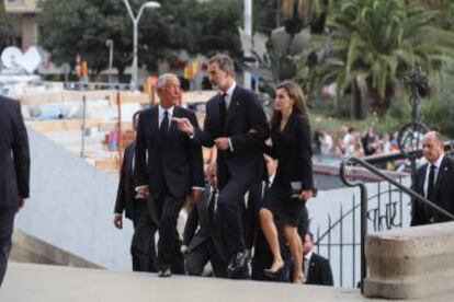 Els Reis arriben al temple amb el president de Portugal.