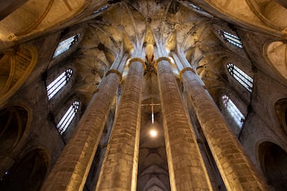 Los pilares octogonales de la zona del ábside de Santa Maria del Mar.