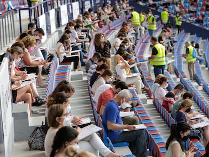 Cerca de 3.000 personas toman las gradas del estadio del Levante UD en la oposición de administrativos de la Diputación